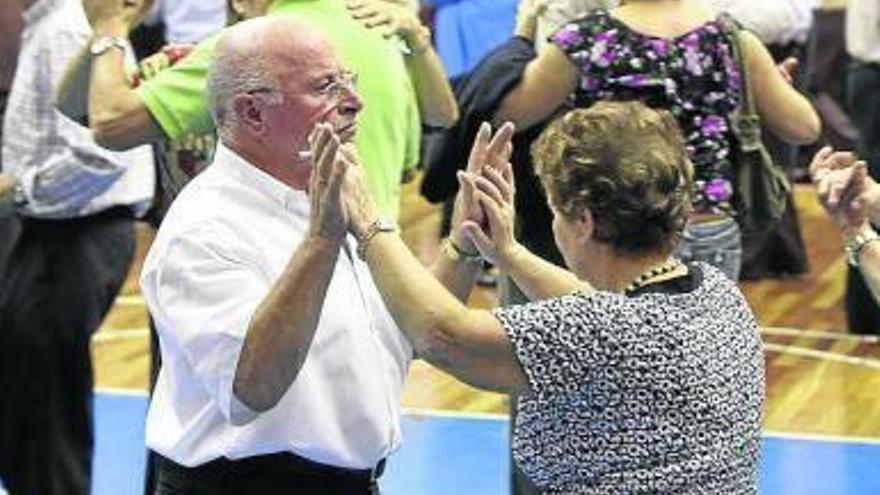 Varias parejas bailan en un.