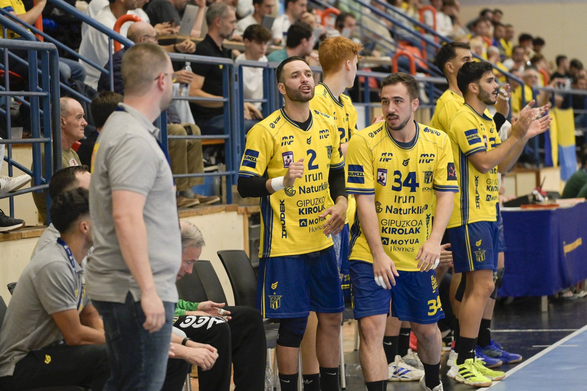 El banquillo del Irudek Bidasoa Irun, en el partido ante el Ademar de León en Artaleku