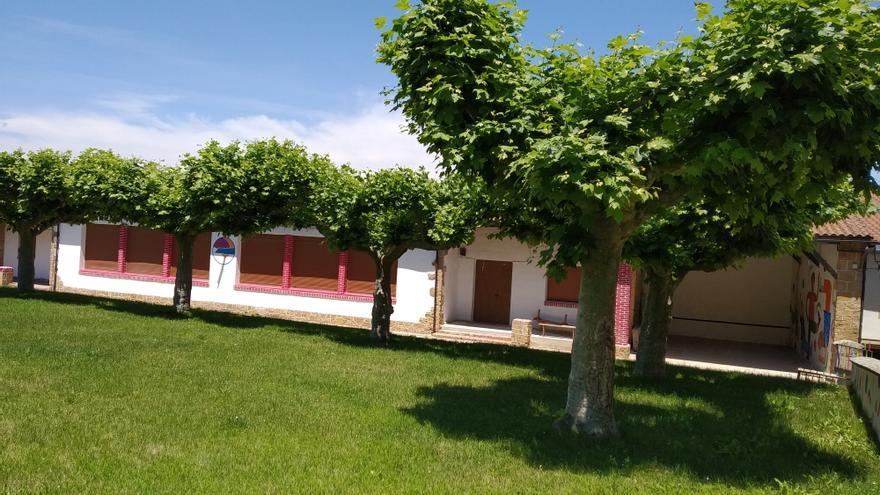 Polémica en un campamento de menores de Araba con monitores desnudos