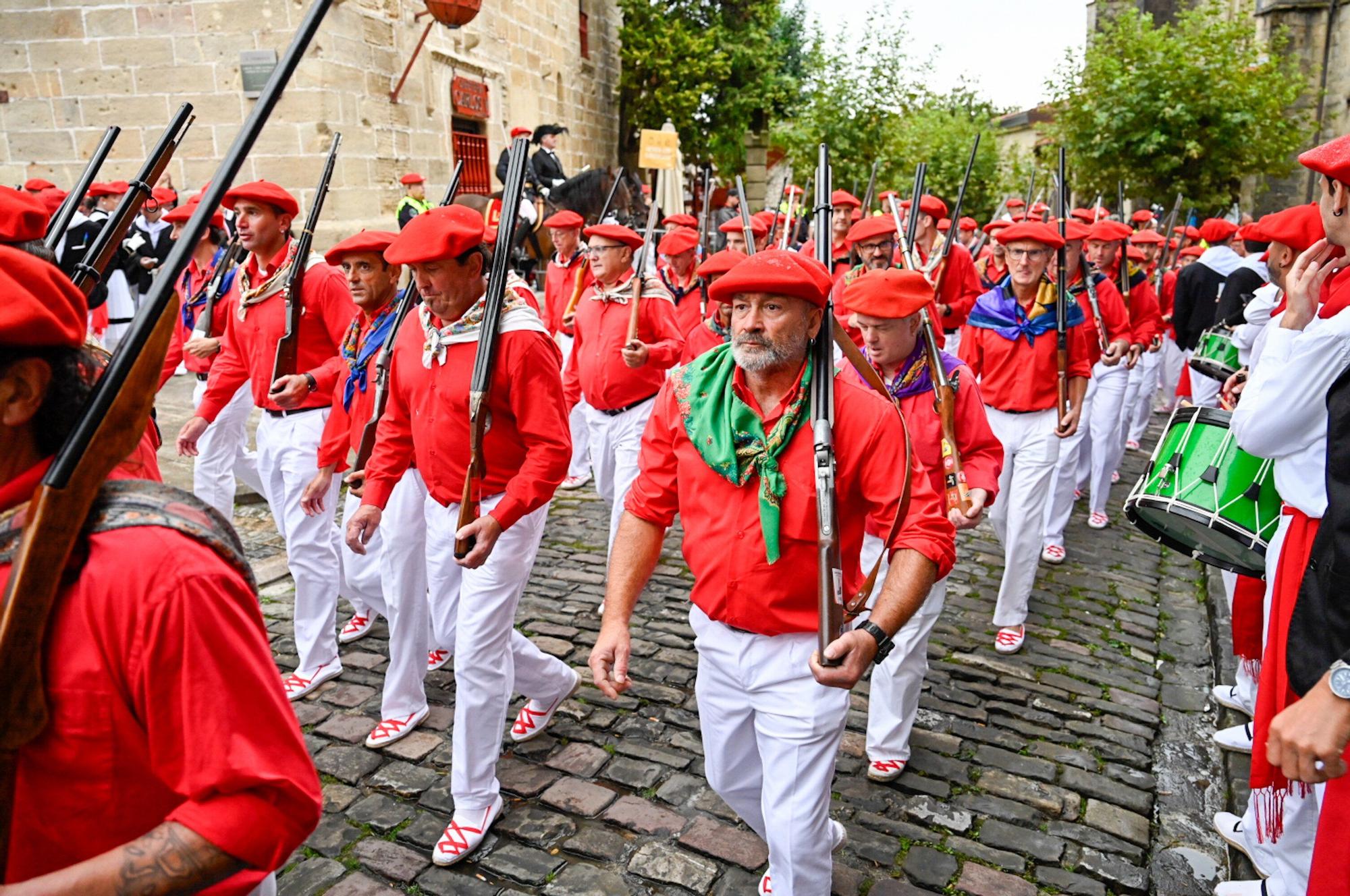 Fotos del Alarde tradicional 2025 por las calles de Hondarribia