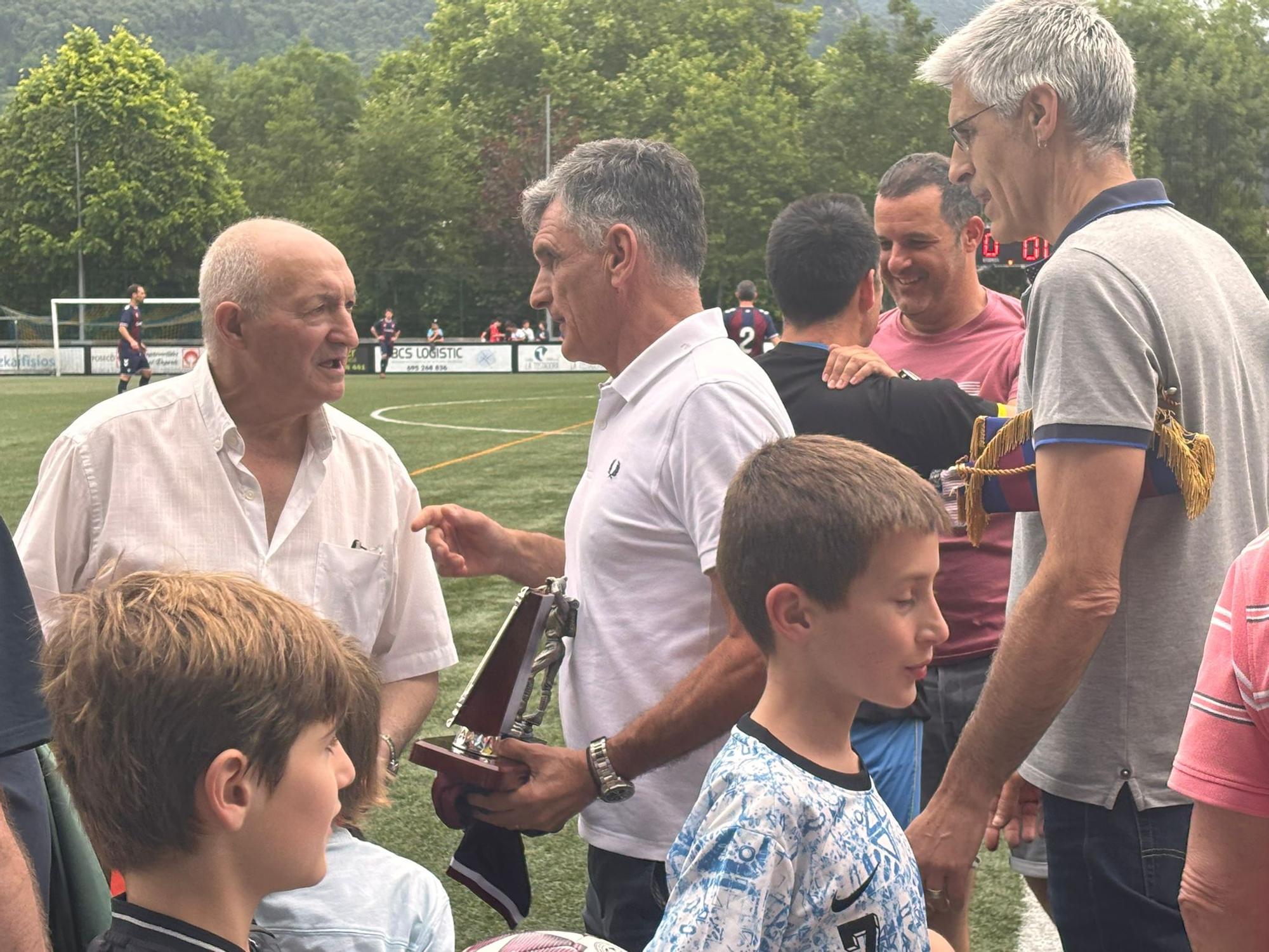 En imágenes: el Arratia homenajea a José Luis Mendilibar