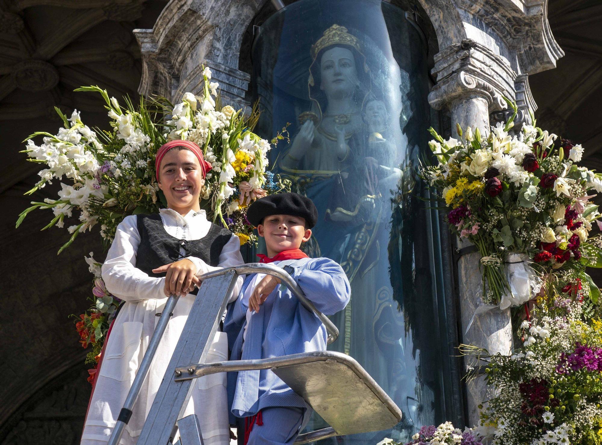 En imágenes: Edurne y Celedón Txiki abarrotan un año más la plaza de la Virgen Blanca
