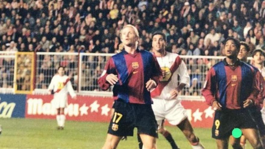 Urbano, detrás de Petit, durante un Rayo-Barça.