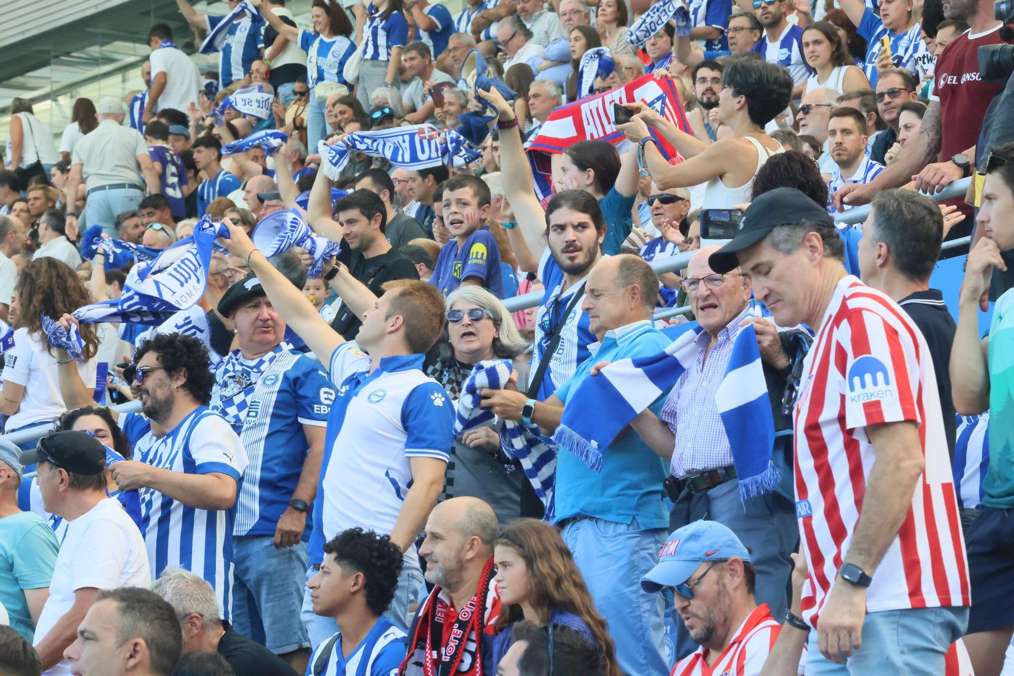 En imágenes: Ambientazo en el Alavés - Atlético en Mendizorroza (¡Búscate en las fotos!)