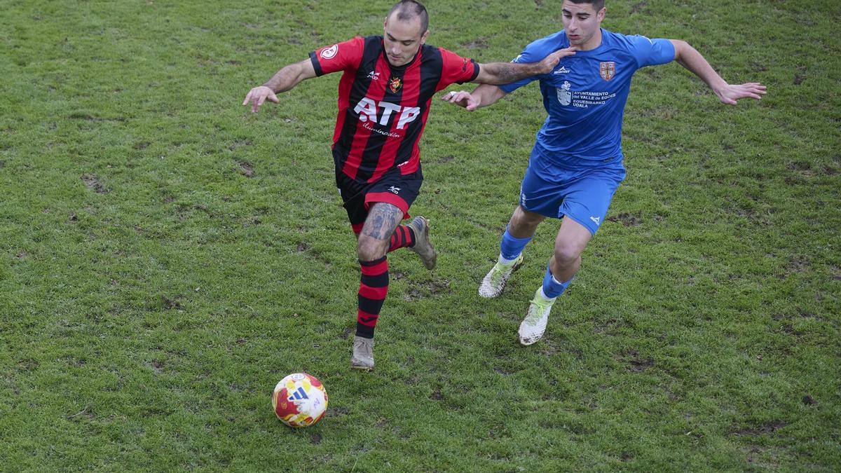 Dos jugadores, uno del Avance y otro del Valle de Egüés, disputando el esférico.