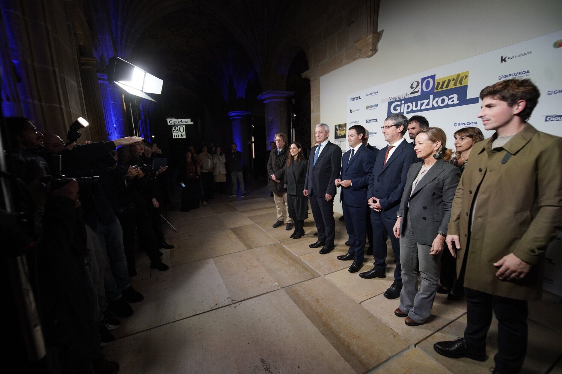 'Photocall' institucional con las principales autoridades, encabezadas por el lehendakari, Imanol Pradales