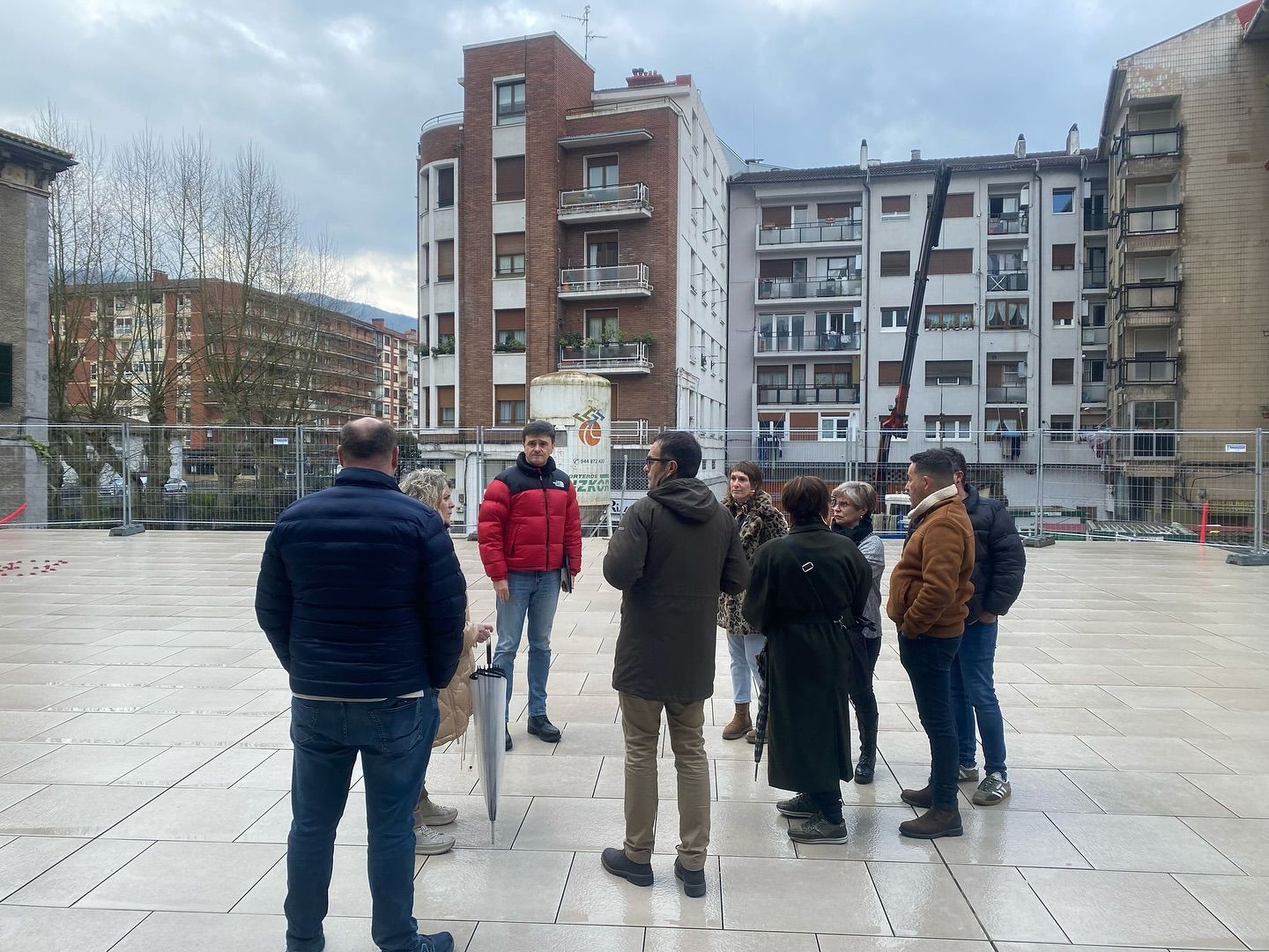 Terraza que ha resultado sobre el mercado de Abastos, junto al pórtico de San Pedro Lamuza, donde se ha eliminado el arbolado