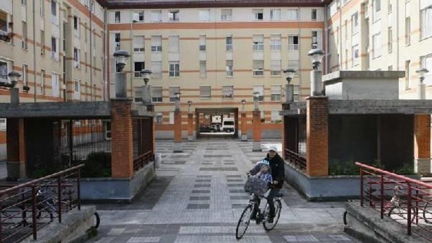 Las viviendas de alquiler social de la plaza Lasarte, en Errotaburu, han sido las primeras que se han sometido a inspección.