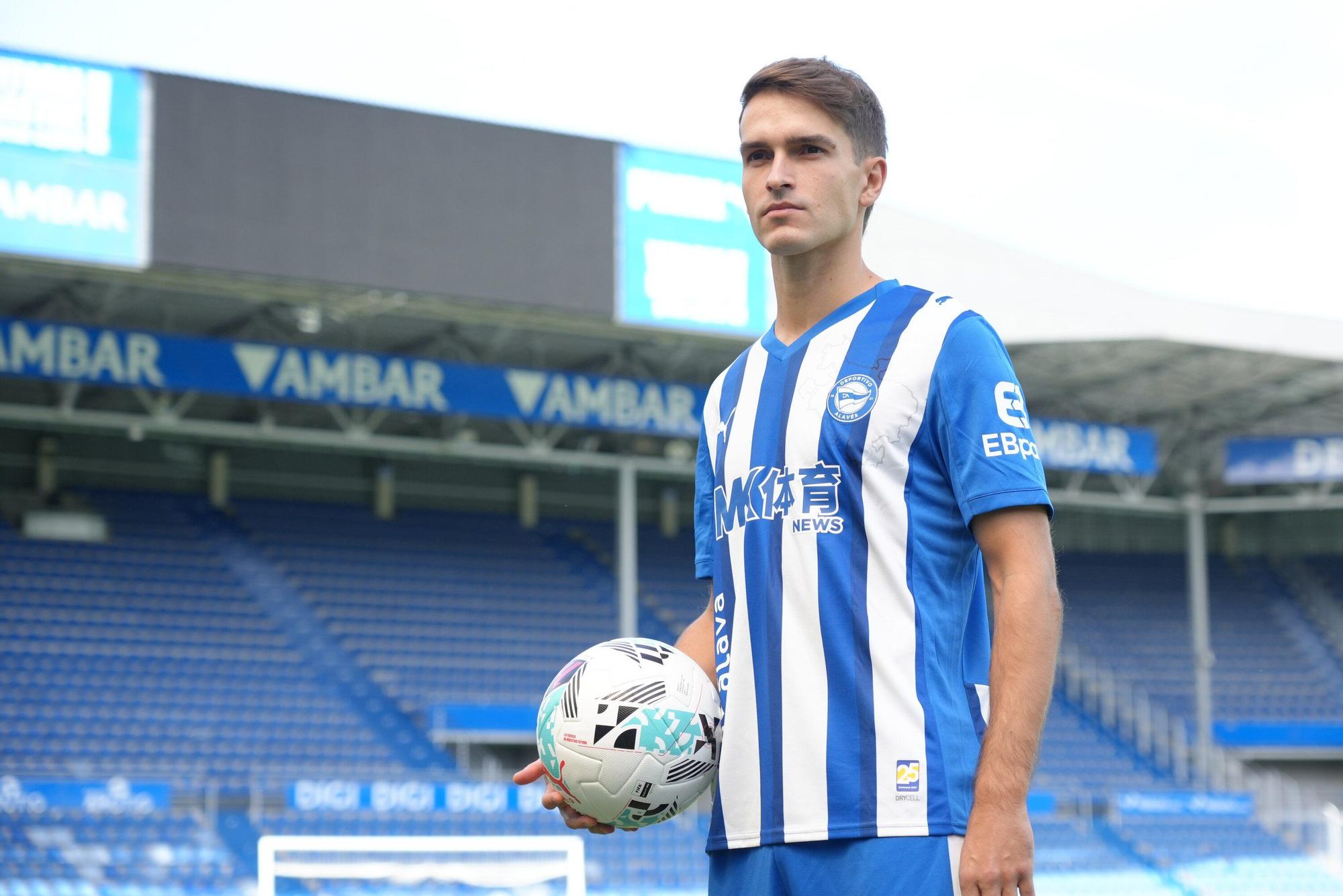 En imágenes: Presentación de Denis Suárez como jugador del Alavés