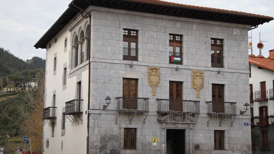 Agredido un agente de la policía local de Markina por dos personas que hacían pintadas