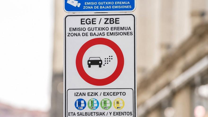 Saltoki, profesional eta zerbitzuentzako salbuespenak asteartean amaituko dira Gasteizko emisio gutxiko eremuan