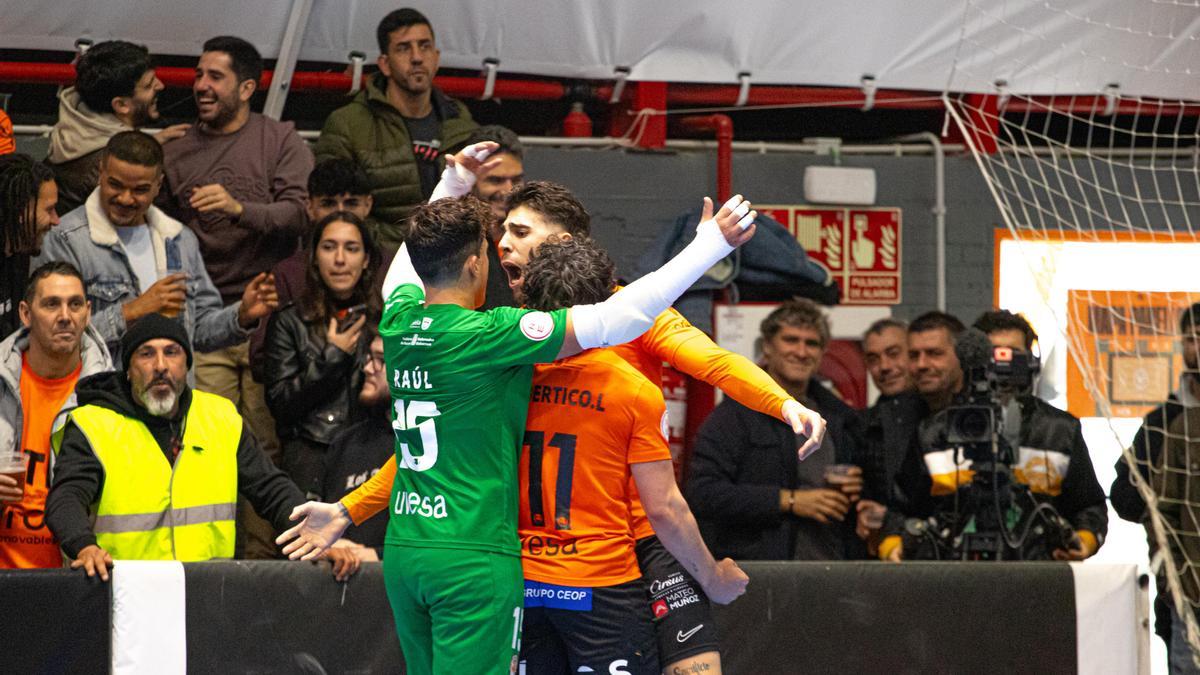 Los jugadores del Ribera Navarra celebran uno de los goles